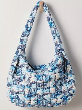 ❄️❤️Brand new with tags! Free People Alpine carry all bag. Sold out print!❄️❤️